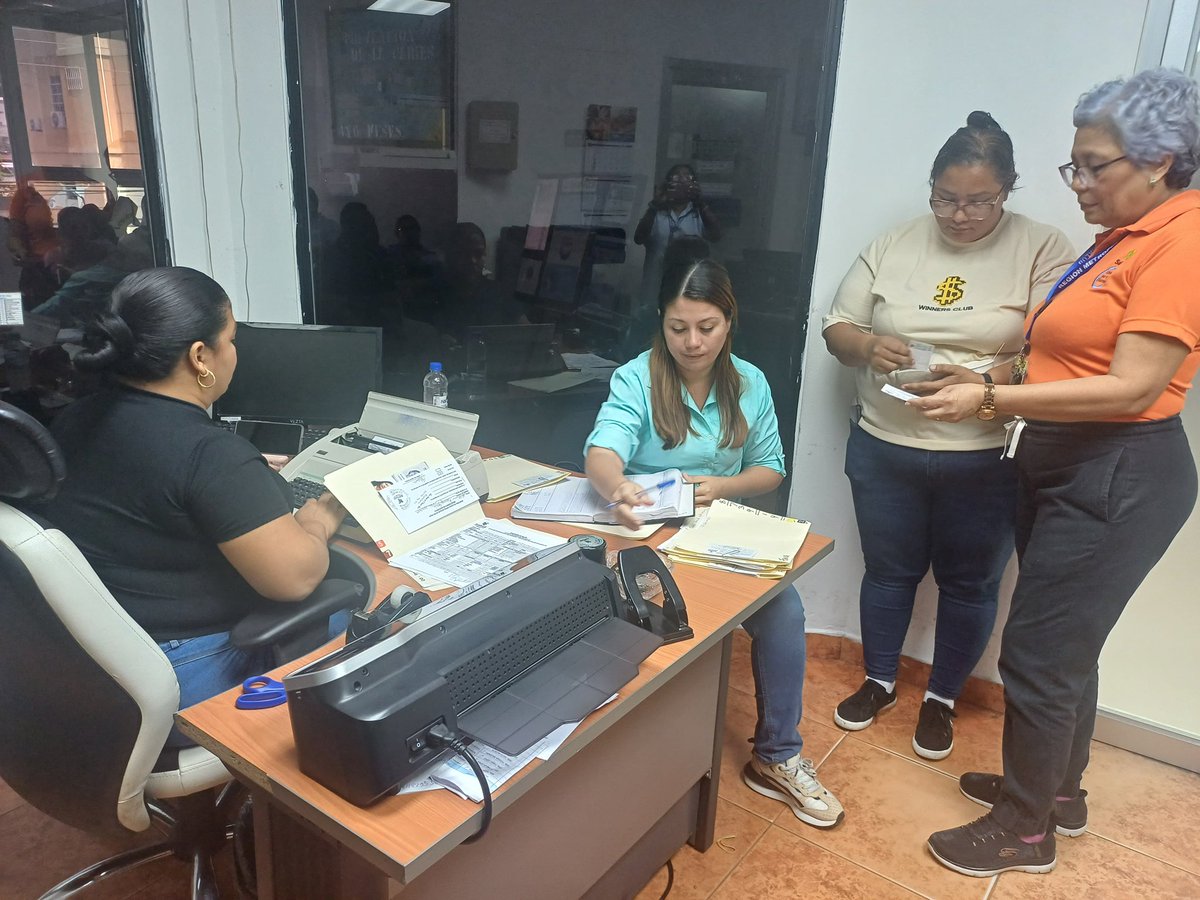 MINSAPma's tweet image. #PanamáMetro | Más de 300 carnés blancos y verdes se entregaron en la feria de manipuladores de alimentos en Río Abajo y Juan Díaz, con servicios de salud y capacitación en normas sanitarias. #MinsaPanamá