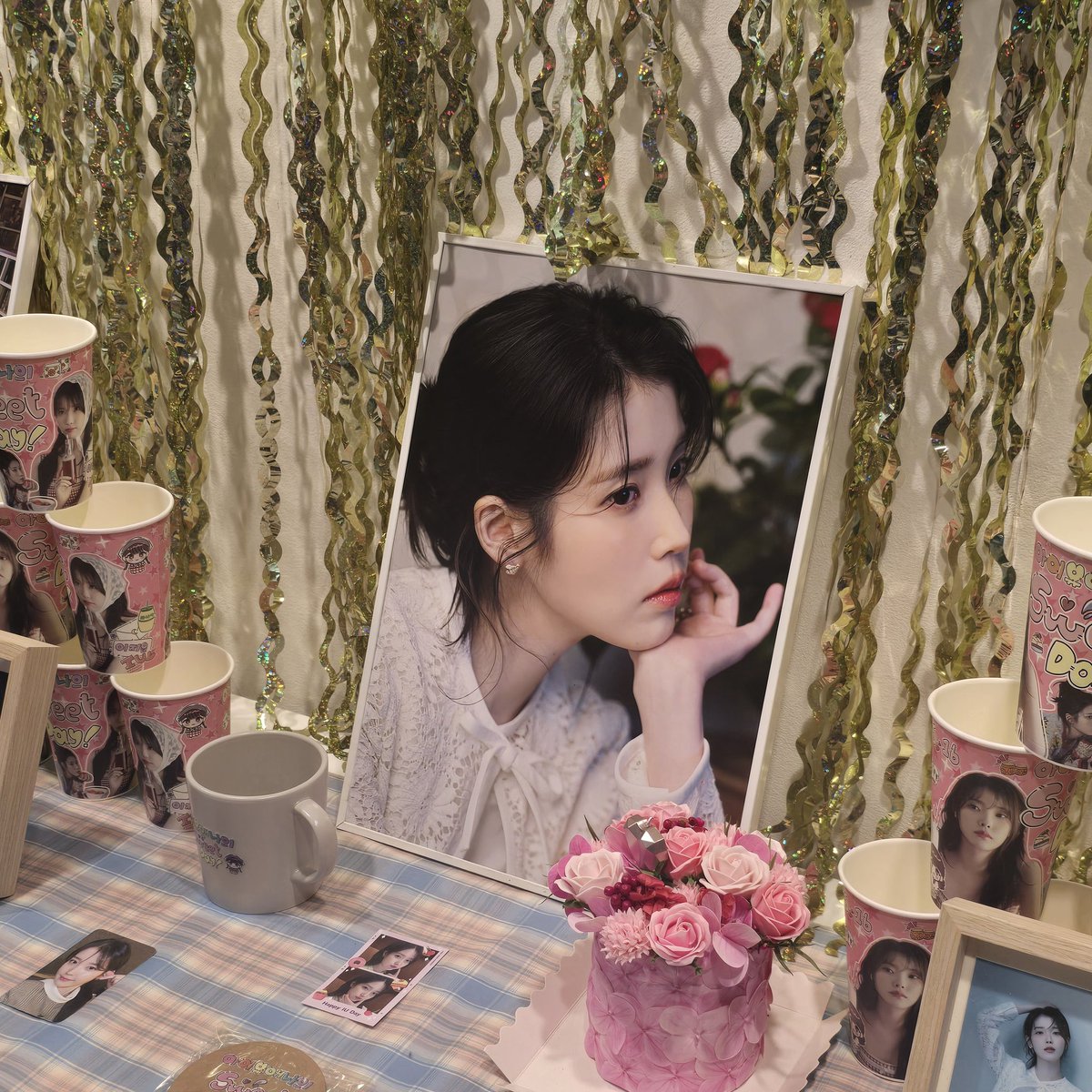IU_dbs's tweet photo. #아이유애나의_sweetday🍫
두번째 생카..🍒
진짜 특전아 너무 예뻤다아❤️ https://t.co/otq1iLxXa1