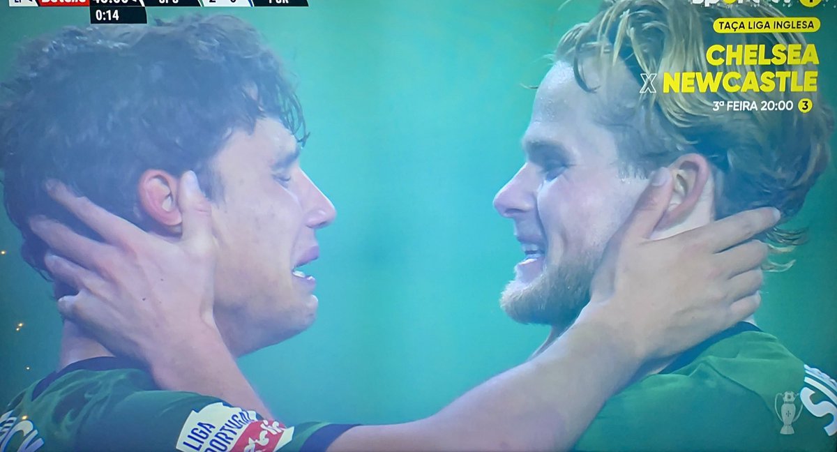Avô o teu neto viu o Sporting Bicampeão

Obrigado por me teres feito deste clube, ser Sporting é único
Cada vez que canto pelo nosso Sporting estou a cantar por ti também

Amo-te Sporting 💚