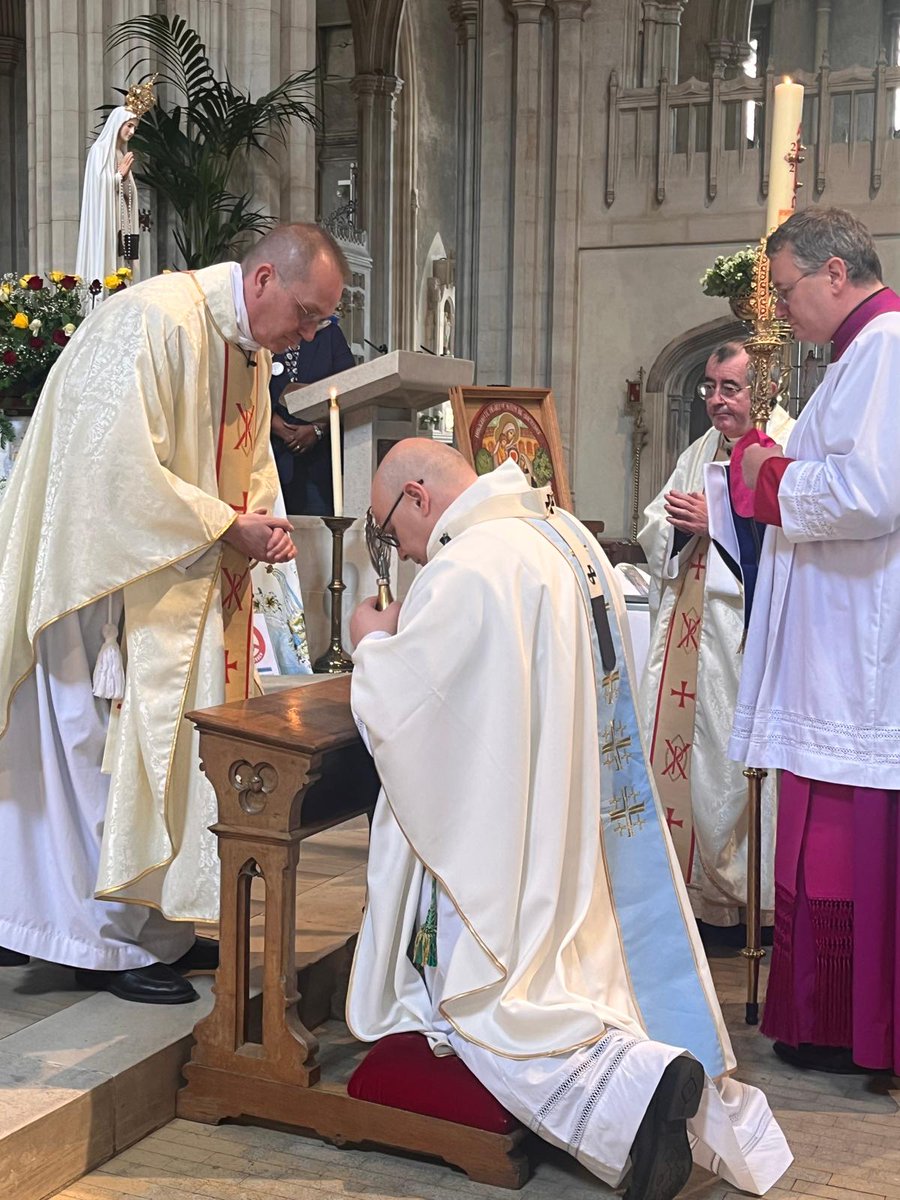 WAFEnglandWales's tweet photo. Archbishop John Wilson received, blessed  and crowned the National Pilgrim Virgin Statue of Our Lady of Fatima and the first to venerate the Relics of Saints Jacinta &amp; Francisco. Ave Maria!
#ourladyoffatima#southwarkcathedral#pontevedraapparition#rosary https://t.co/vV2p9jOOsy