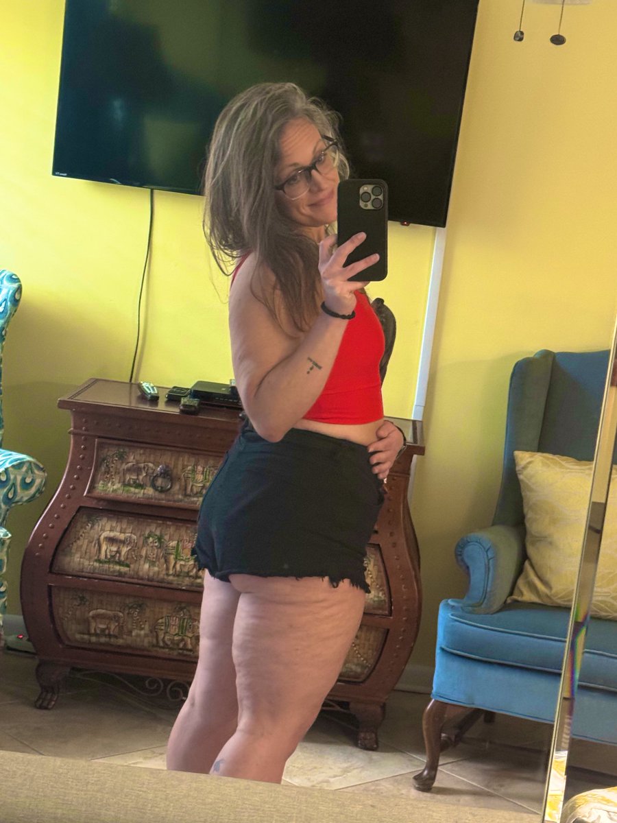 QueenMack386's tweet photo. Beach gettin the body I’m giving it this year. #operationmilf is outside. 😎 https://t.co/SoLwDmAY2C