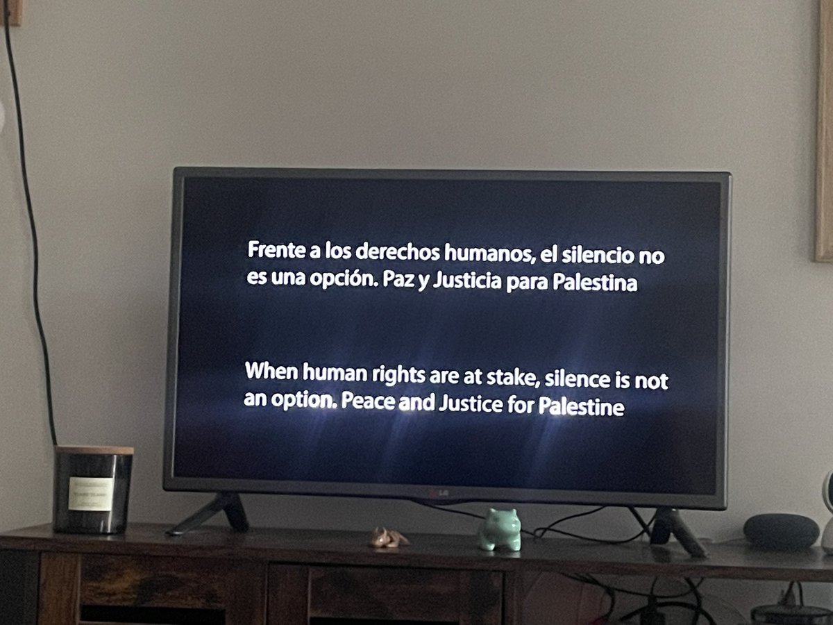 Borjarodrigo's tweet photo. Así comienza la retransmisión de RTVE de Eurovisión: “Frente a los derechos humanos, el silencio no es una opción. Paz y Justicia para Palestina”. Decisión firme antes las amenazas de la UER contra la posición de España por visibilizar el genocidio de Israel en Gaza https://t.co/AAOae679Zv