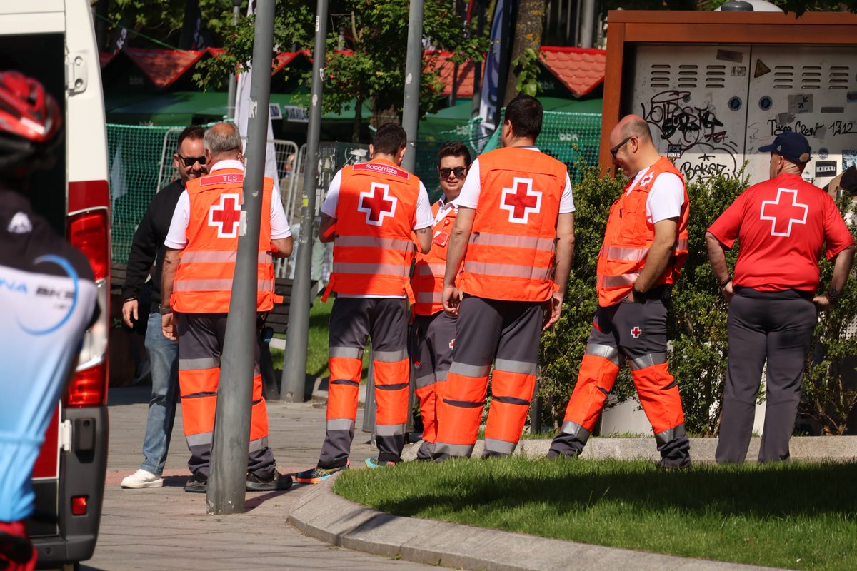 CruzRojaBizkaia's tweet photo. Como todos los años, durante 3 días (del 16 al 18 de mayo), el voluntariado de Cruz Roja está presente dando cobertura sanitaria preventiva, en el parque de la Lamera de #Bermeo, a la feria marítima, la #ArrainAzoka 2025.
Eskerrik asko! https://t.co/JlIOtp42ZZ