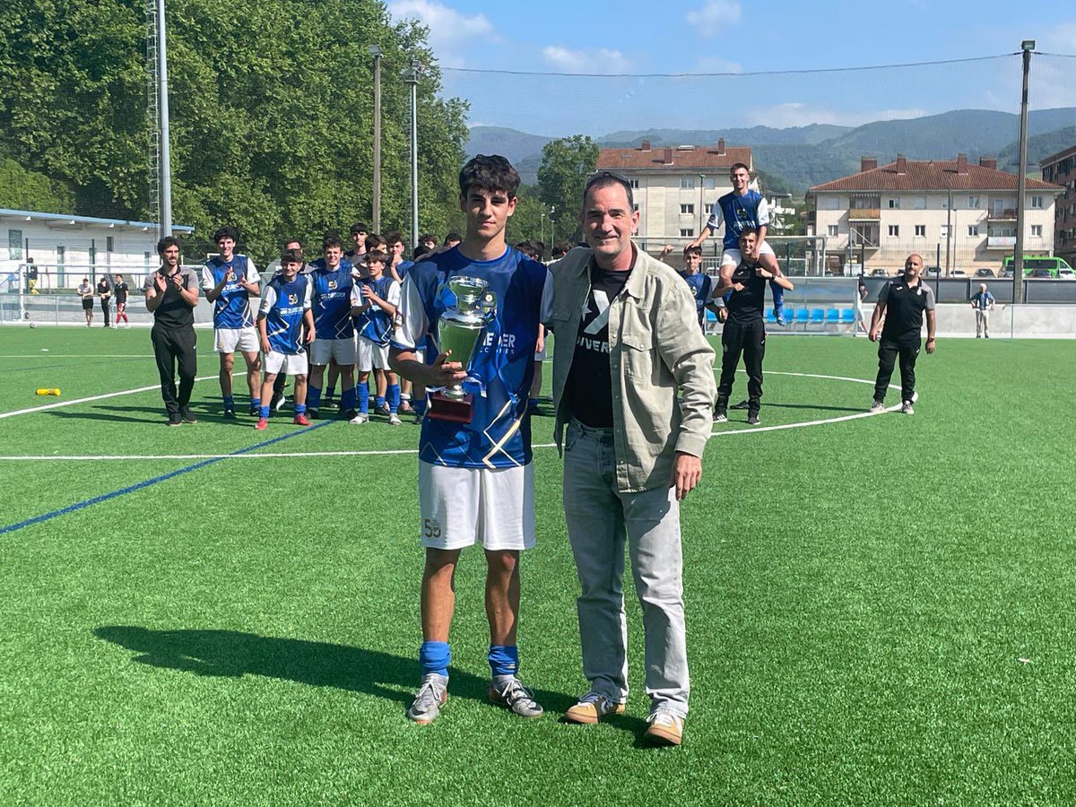 gipuzkoafutbola's tweet photo. 🏆 𝐆𝐈𝐙. 𝐎𝐇𝐎𝐑𝐄𝐙𝐊𝐎 𝐉𝐔𝐁𝐄𝐍𝐈𝐋 𝐌𝐀𝐈𝐋𝐀  

@OiartzunKE_ Ohorezko Jubenil Mailako txapelduna da ! Datorren denboraldian Euskal Ligan jokatuko du taldeak!  

ZORIONAAK! 👏👏 https://t.co/b5CJknpPCA