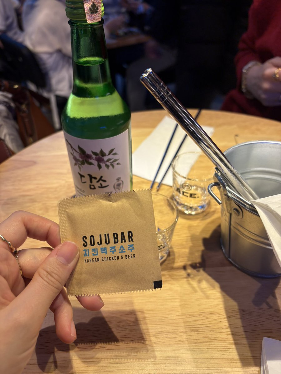 ipekgd's tweet image. #SojuBar yemekler güzel, soju fena değil. Mekanın içinde müzik fazla yüksekti sadece. ☺️
