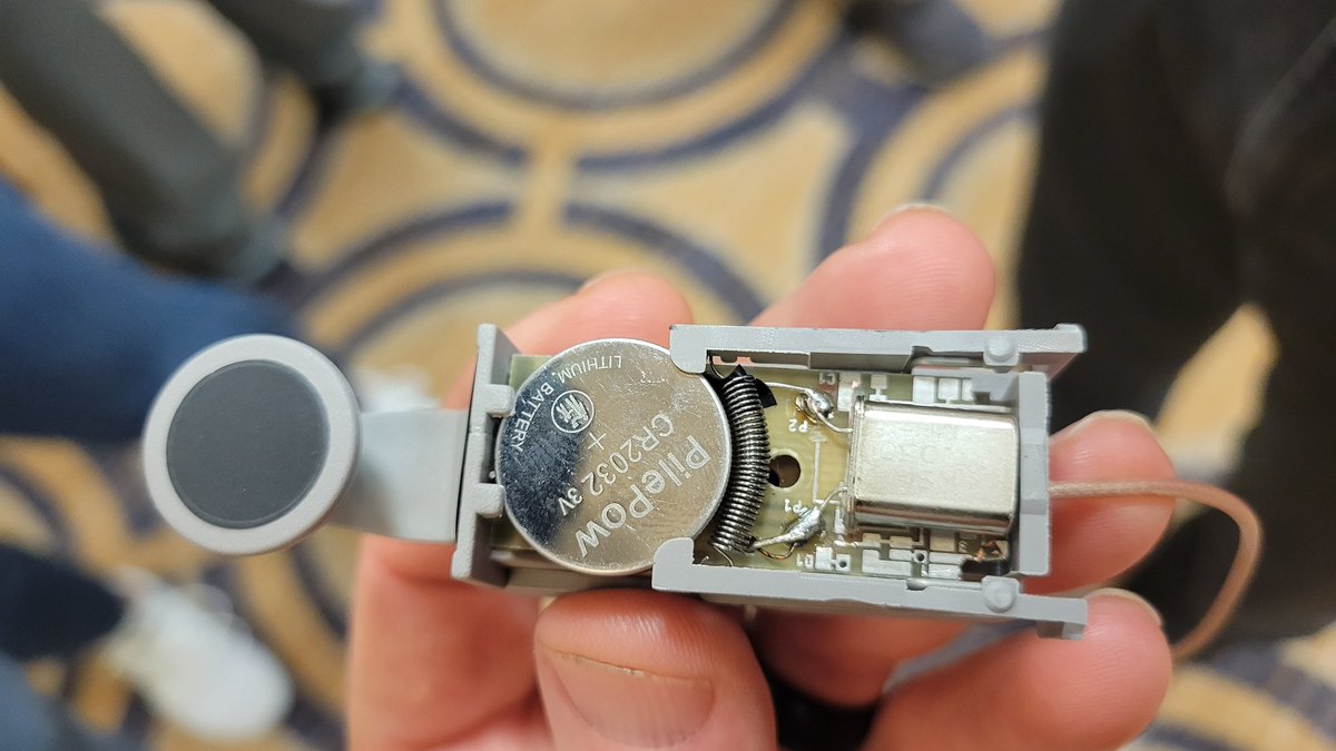 Hannes DL9SCO built a Michigan Mighty Mite #qrp transmitter into his palm radio #morsecode paddle.
#fdim2025 #hamvention #fourdaysinmay2025 #soldersmoke
