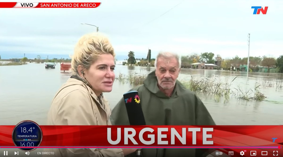 ElJasonok's tweet photo. esta pelotuda de #tn jodiendo a los que estan ayudando... estan sacando a la gente y a los animales y la tarada le pide una vuelta en bote. una cuadrita nomas. el señor le dice que no les anda en motor y que con los remos lo va a llevar la corriente. dale! una vueltita nada mas! https://t.co/Ezb8lmIODo