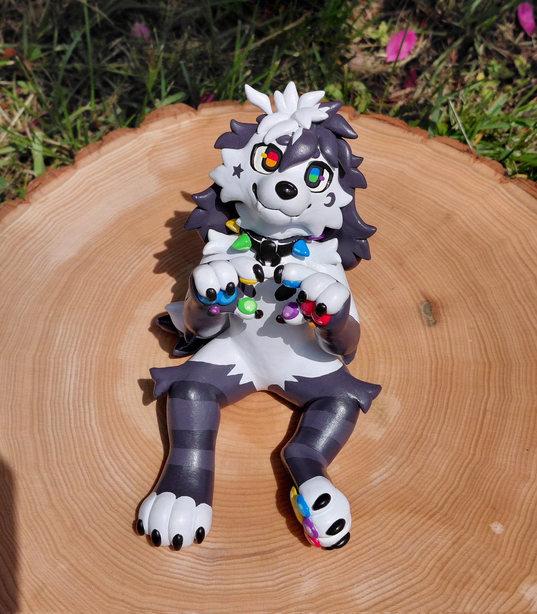 ghostlypups's tweet image. ✨️Finished comm for @howlos_  🌈🐶✨️
Absolutely love this lil dude&apos;s design and had a blast sculpting him ^^