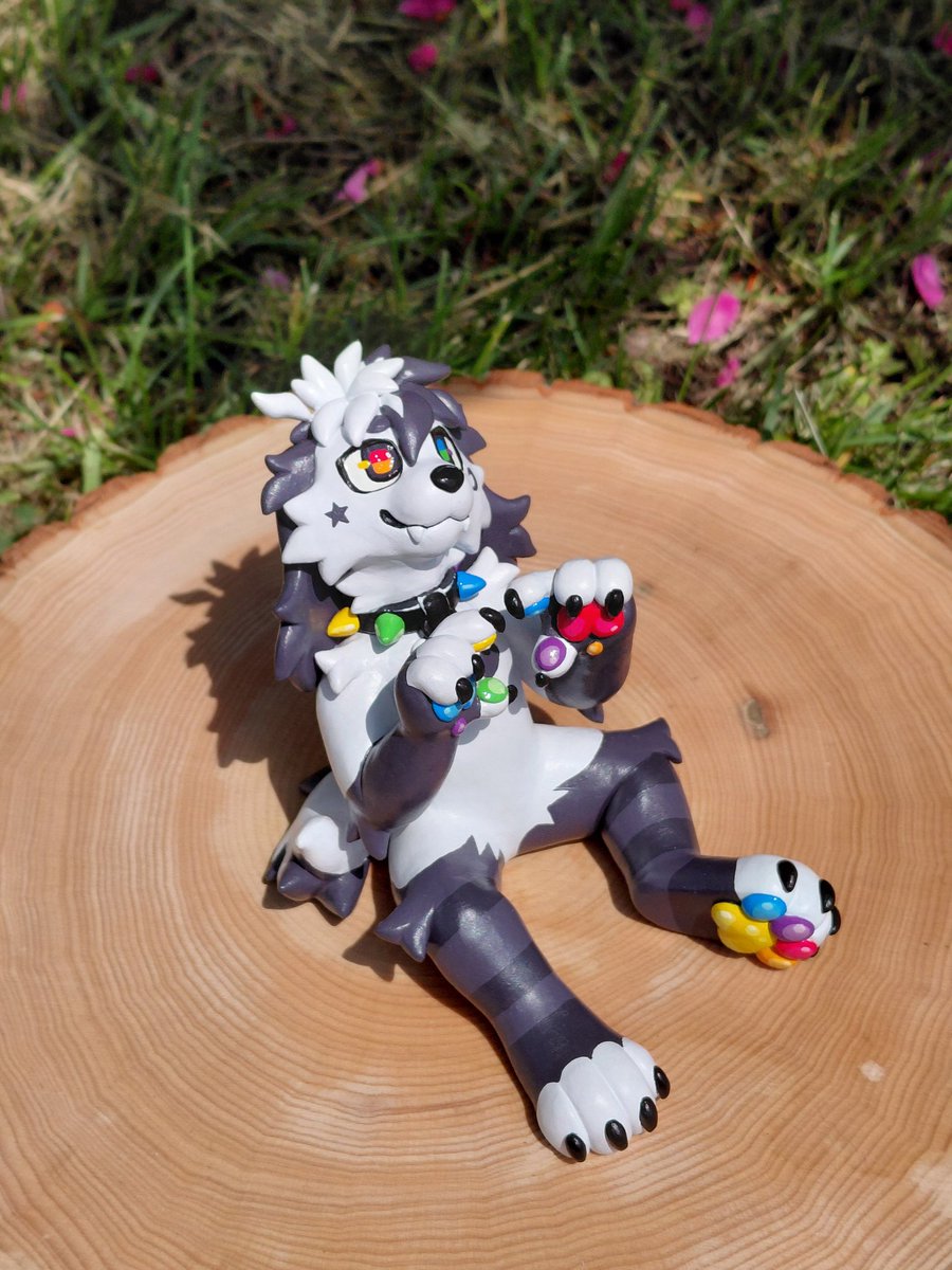 ghostlypups's tweet image. ✨️Finished comm for @howlos_  🌈🐶✨️
Absolutely love this lil dude&apos;s design and had a blast sculpting him ^^