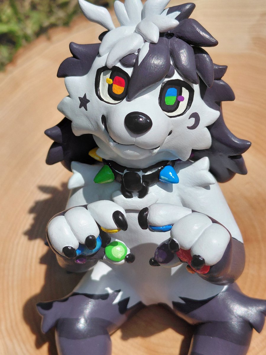 ghostlypups's tweet image. ✨️Finished comm for @howlos_  🌈🐶✨️
Absolutely love this lil dude&apos;s design and had a blast sculpting him ^^