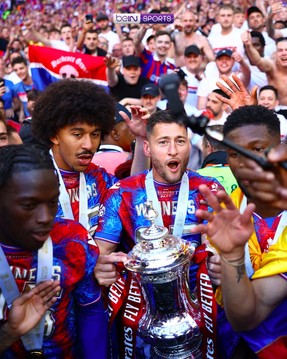 beINSPORTSid's tweet photo. Crystal Palace merayakan trofi FA Cup dan gelar mayor pertama mereka dalam sejarah 119 tahun sejak berdirinya klub 💙❤️🏆
#beINFACup https://t.co/vEnV1T7hX5