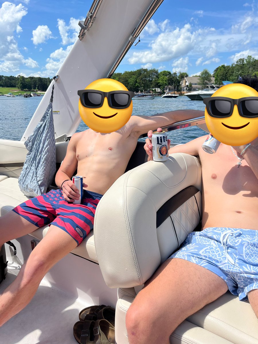 SeanTuckerrr's tweet photo. Where are females? https://t.co/D2IB2bxqVx