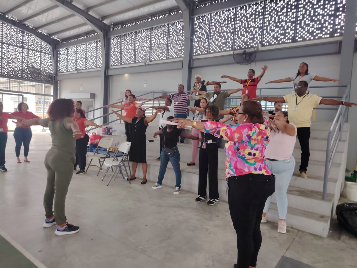 MINSAPma's tweet image. #Colón | 300 personas fueron atendidas en el Polideportivo de Barrio Norte durante una gira preventiva de salud, realizada junto a la alcaldía, con servicios de medicina general, vacunación, odontología, laboratorio y promoción de hábitos saludables. #MinsaPanamá