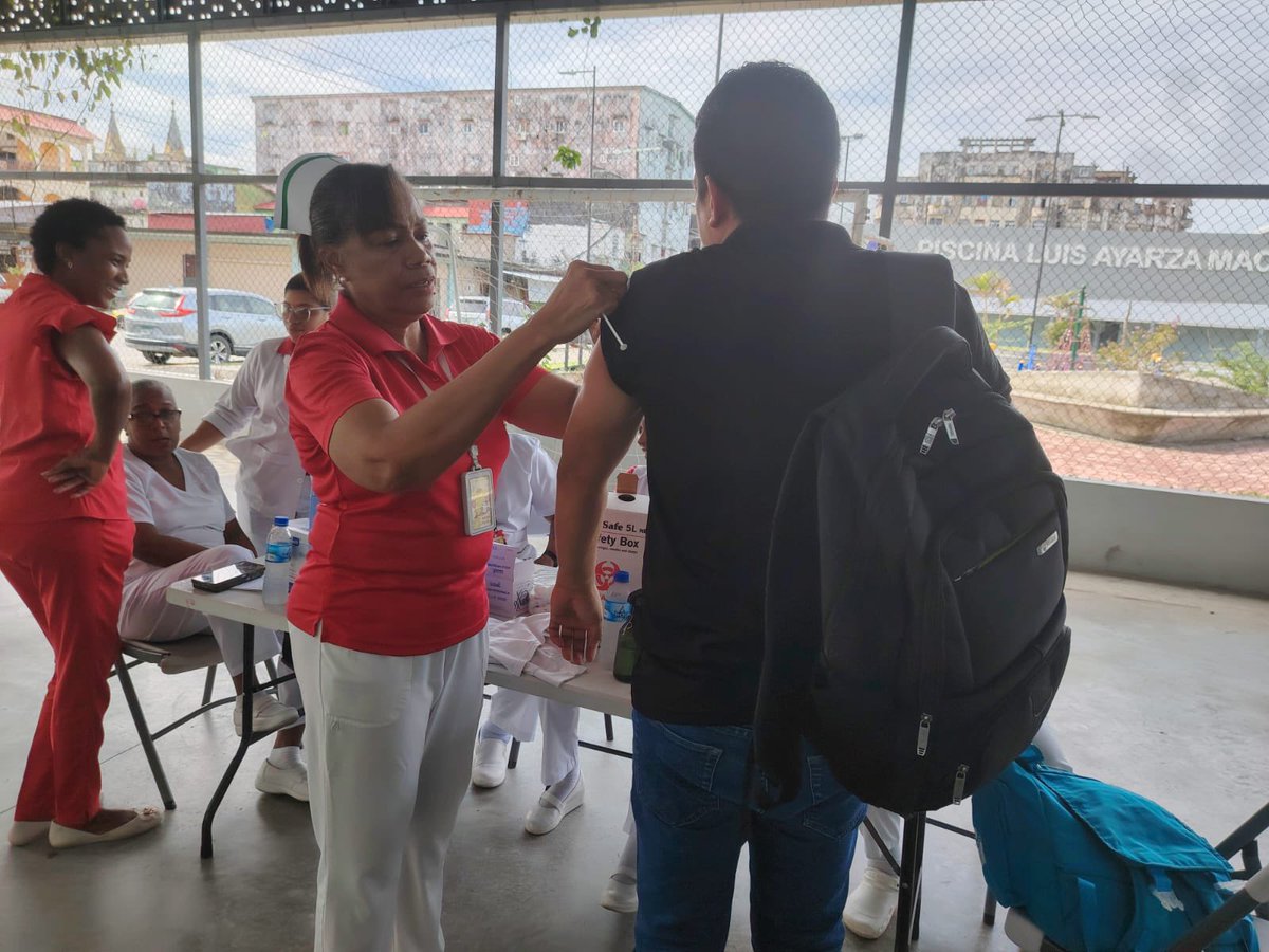 MINSAPma's tweet image. #Colón | 300 personas fueron atendidas en el Polideportivo de Barrio Norte durante una gira preventiva de salud, realizada junto a la alcaldía, con servicios de medicina general, vacunación, odontología, laboratorio y promoción de hábitos saludables. #MinsaPanamá