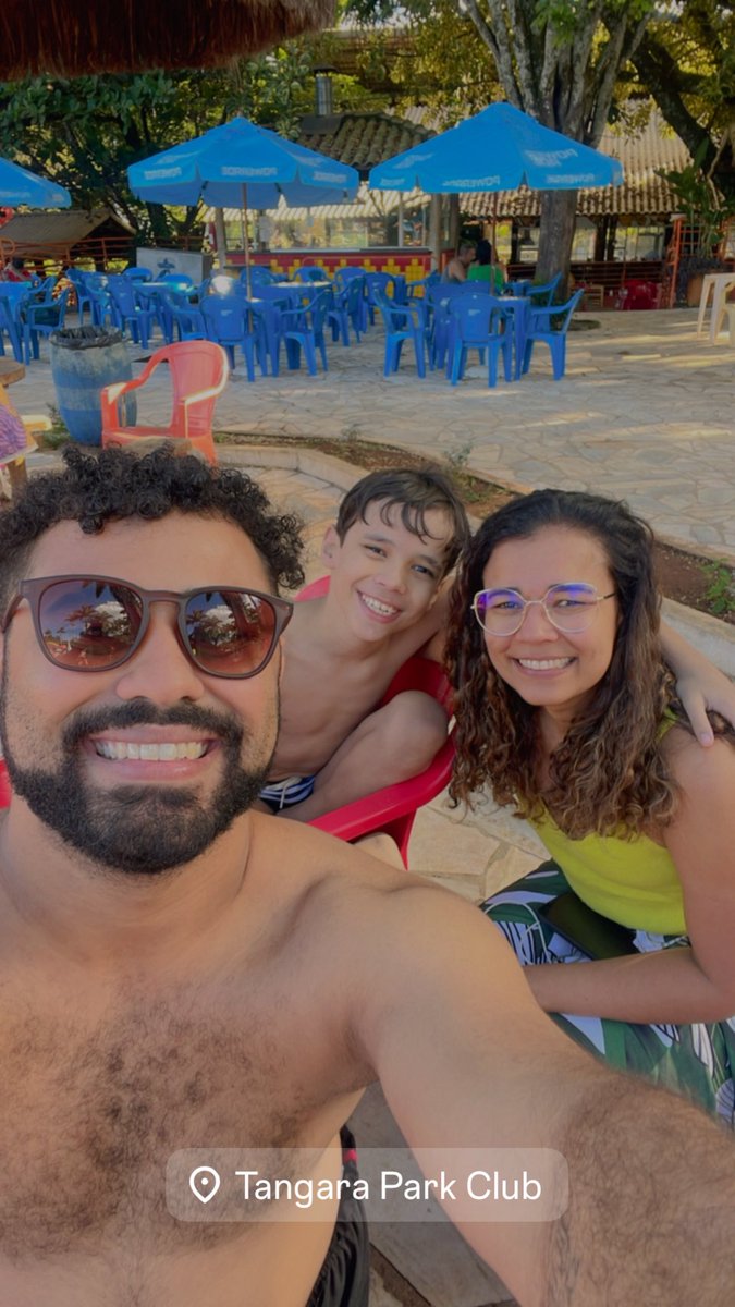 danielhcsl1's tweet photo. Minha mãe trouxe os filhos no clube e precisou resolver o seguinte conflito, um queria ficar nos tobogã e o outro queria beber e ouvir música ao vivo https://t.co/cKqtD1Q2jG