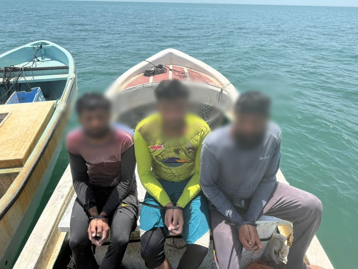 نفذ فريق الرقابةالسمكية بالمديريةحملة مشتركة بالتعاون مع فريق التفتيش لمؤسسة الأمن والسلامة ووحدة خفرالسواحل بمصيرة وتم ضبط بعرض البحر بولاية محوت قاربي صيد بهما عدد(6)من العمالة الوافدة المخالفة يقومون بالصيد باستخدام الافقاص تم ضبط القوارب والعمال وجار اتخاذ الإجراءات القانونية