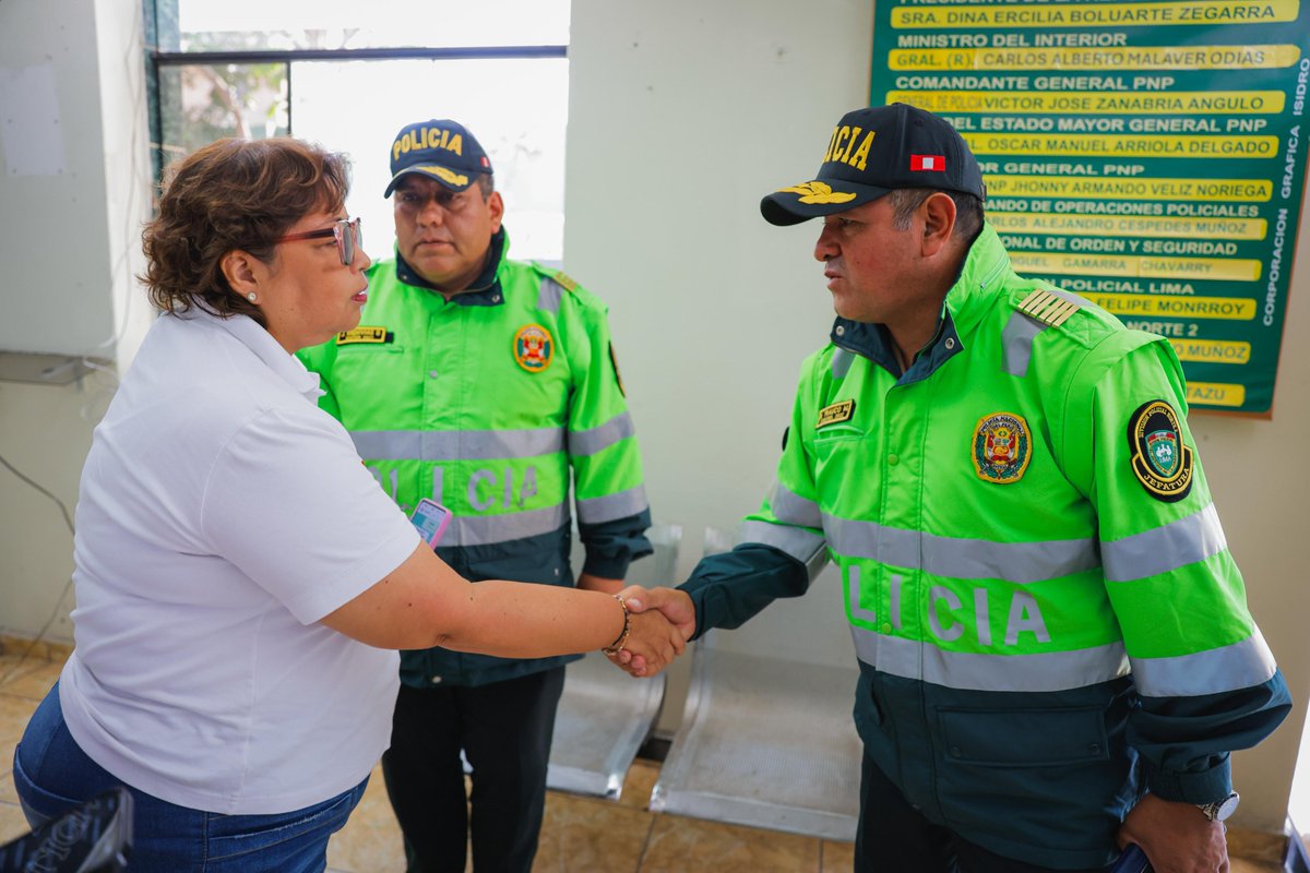 MimpPeru's tweet photo. ¡Justicia para Salvador! 
#NotaInformativa | El Ministerio de la Mujer y Poblaciones Vulnerables visita  a la familia del pequeño Salvador, quien perdió la vida la noche de ayer en el distrito de Independencia. 

La ministra del MIMP expresó sus condolencias a la madre del pequeño y adelantó que se viene trabajando de manera conjunta con los operadores de justicia para la pronta captura de los asesinos del menor. 

A través del Programa Nacional Warmi Ñan, el ministerio se encuentran junto a la familia a tiempo completo para el apoyo emocional y judicial que requieren.

Lee la #NotaDePrensa completa ➡️ https://t.co/bosfZlPeSu