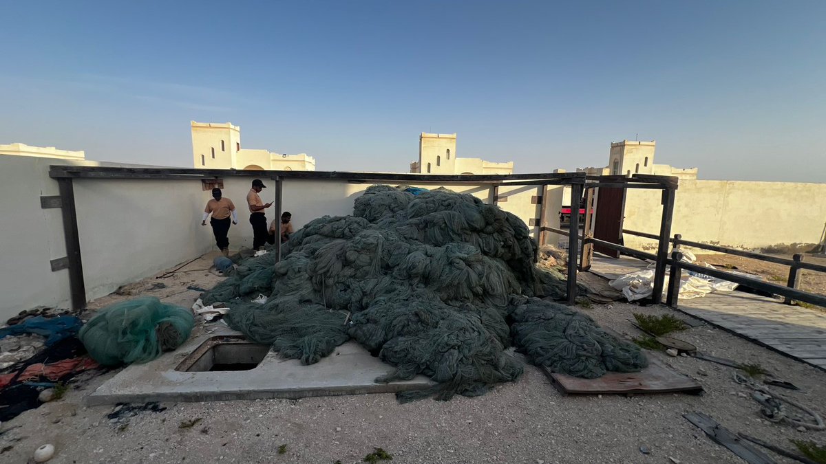 فريق الرقابة السمكية بالمديريةبالتعاون مع فريق التفتيش لمؤسسة الأمن والسلامة والدائرة الثانية بالوسطى يضبط صباح يوم السبت  الموافق :17/5/2025  (1000) قطعة من شباك النايلون الممنوعة حيث تم تخزينها في احد المنازل المهجورة بولاية الدقم وجار اتخاذ الإجراءات القانونية