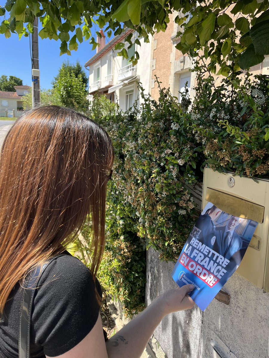 AymericMgls's tweet photo. Remettre la France en ordre avec Marine et Jordan ! 👮‍♂️

Boitage ce samedi à Chasseneuil-sur-Bonnieure ! 🇫🇷 https://t.co/XwJzjj5Phf