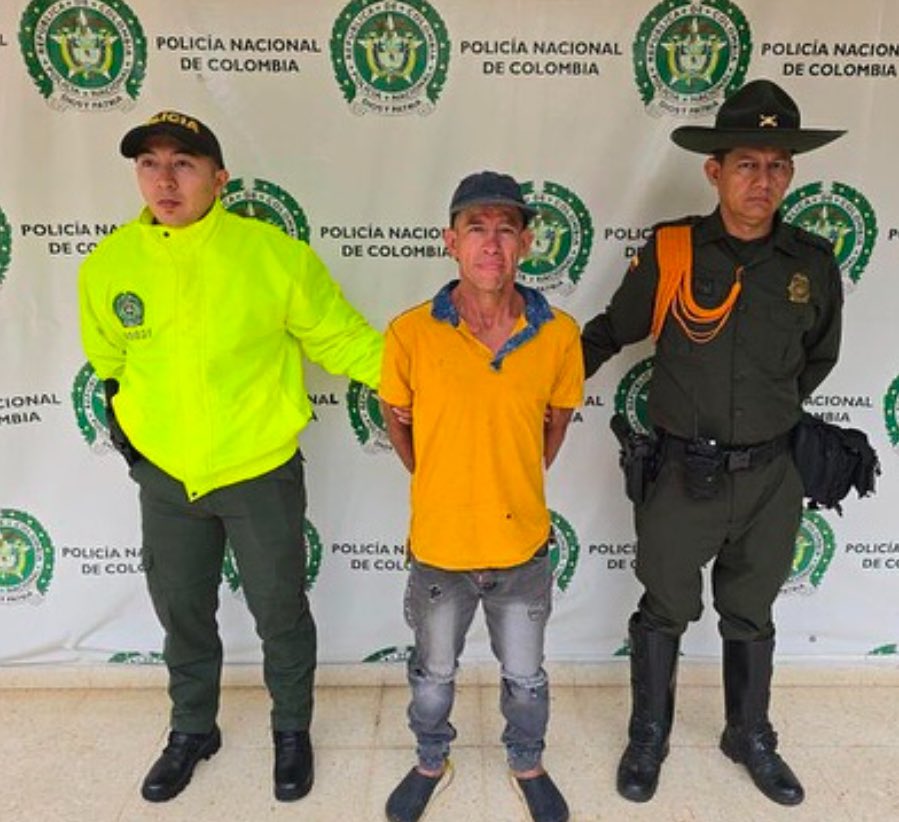 jensuarr's tweet photo. La Ley Ángel en acción. Medida de aseguramiento contra Alexander quien había ahorcado al indefenso gato en el barrio Bucaramanga. Gracias por toda la gestión a @andreanimalidad @camilomachado10_  al Grupo Especial para la Lucha contra el Maltrato Animal y a Nicolás el Inspector https://t.co/Q4gNuglFOM