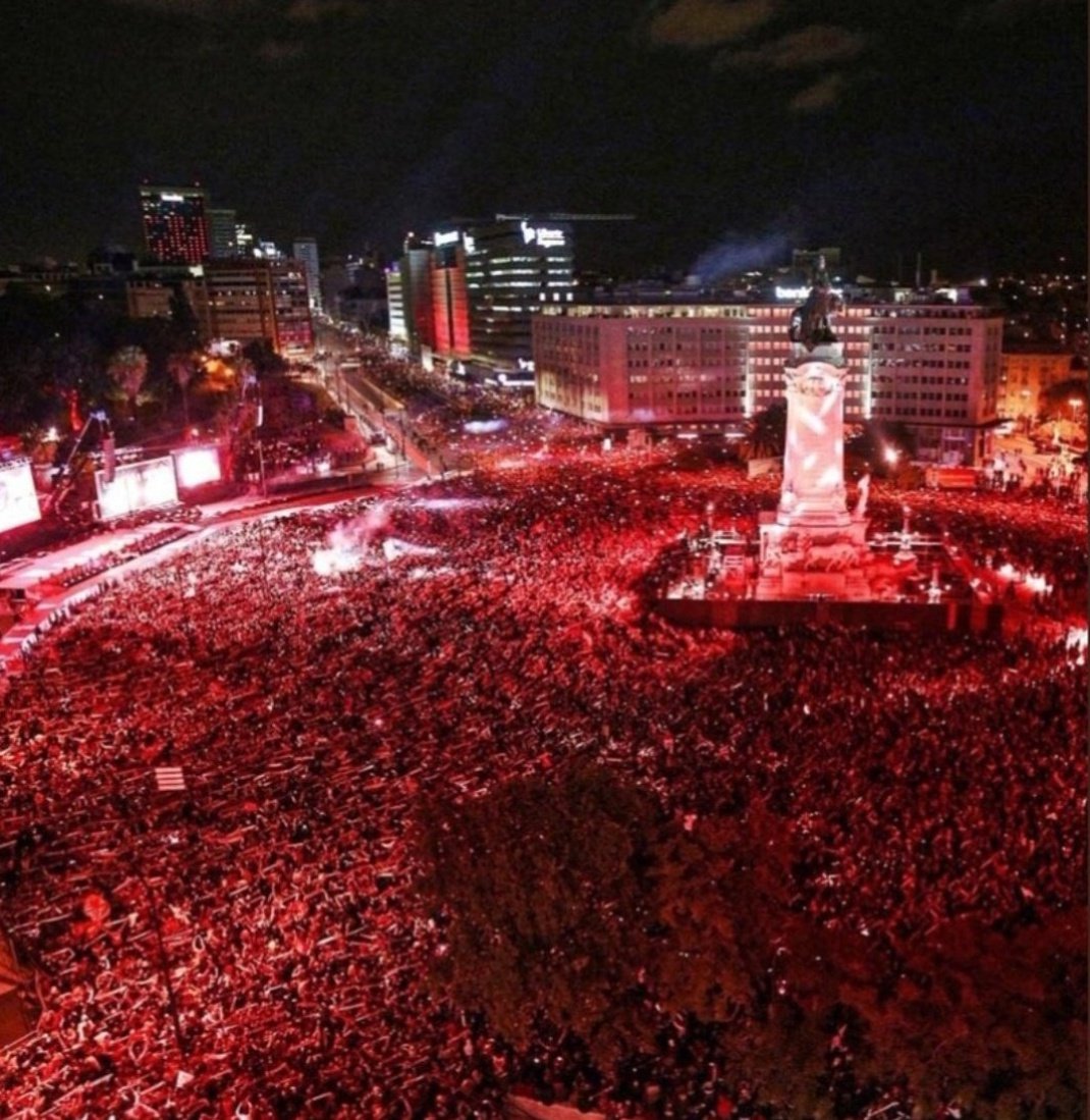 Vivo para o dia que vamos voltar a ter a hegemonia do futebol português e ir ao Marquês é o normal 

Ainda não foi desta que lá voltamos, mas o meu amor não muda por ti, nem hoje, nem nunca 

Porque a VENCER OU A PERDER, BENFICA ATÉ MORRER E CAMINHAREI SEMPRE CONTIGO ❤️