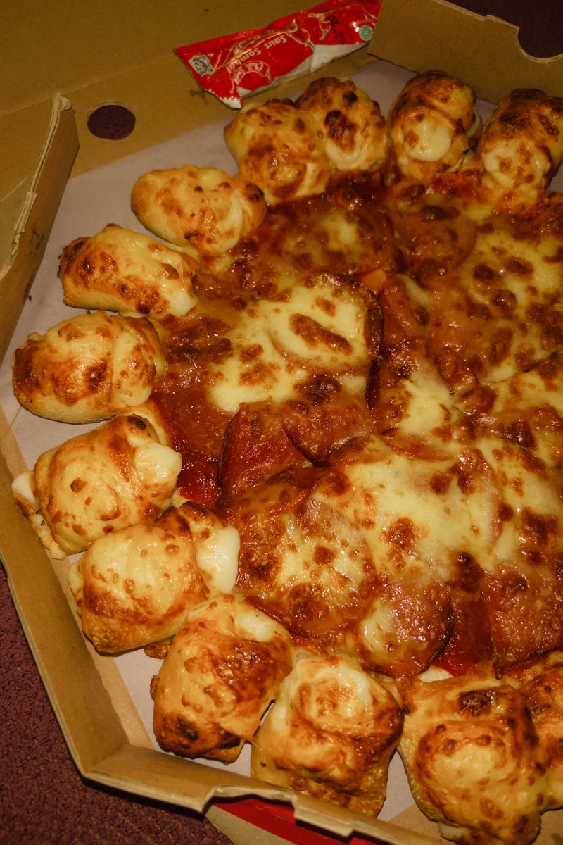 natlianda's tweet photo. w/pizza man since 2015✨ https://t.co/YVXdFSrckf