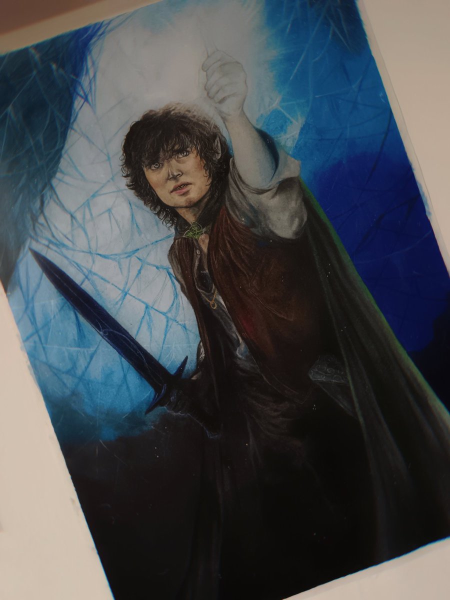 andreamiiau's tweet photo. "En este frasco hay luz encerrada de Eärendil, nuestra estrella más amada. Que sea una luz para ti en lugares oscuros, cuando todas las demás luces se extingan."
✨Frodo usando el regalo de Galadriel. Con lápices prismacolors en tamaño a3🌻
#art #LOTR #prismacolors #drawing https://t.co/6EJbYDfpVW
