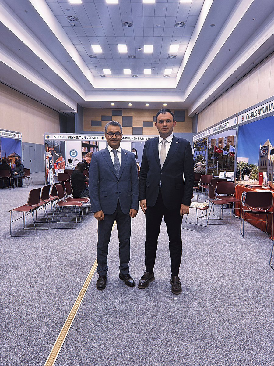 Afrika’nın stratejik ülkelerinden Kenya’nın başkenti Nairobi’de, Üniversitemiz adına Büyükelçimiz Sn. Subutay Yüksel, Askeri Ataşemiz ve Ticaret Müşavirimiz ile bir araya geldik.
Eğitim diplomasisi ve iş birliği imkânlarını değerlendirdiğimiz  istişareler için teşekkür ederiz.