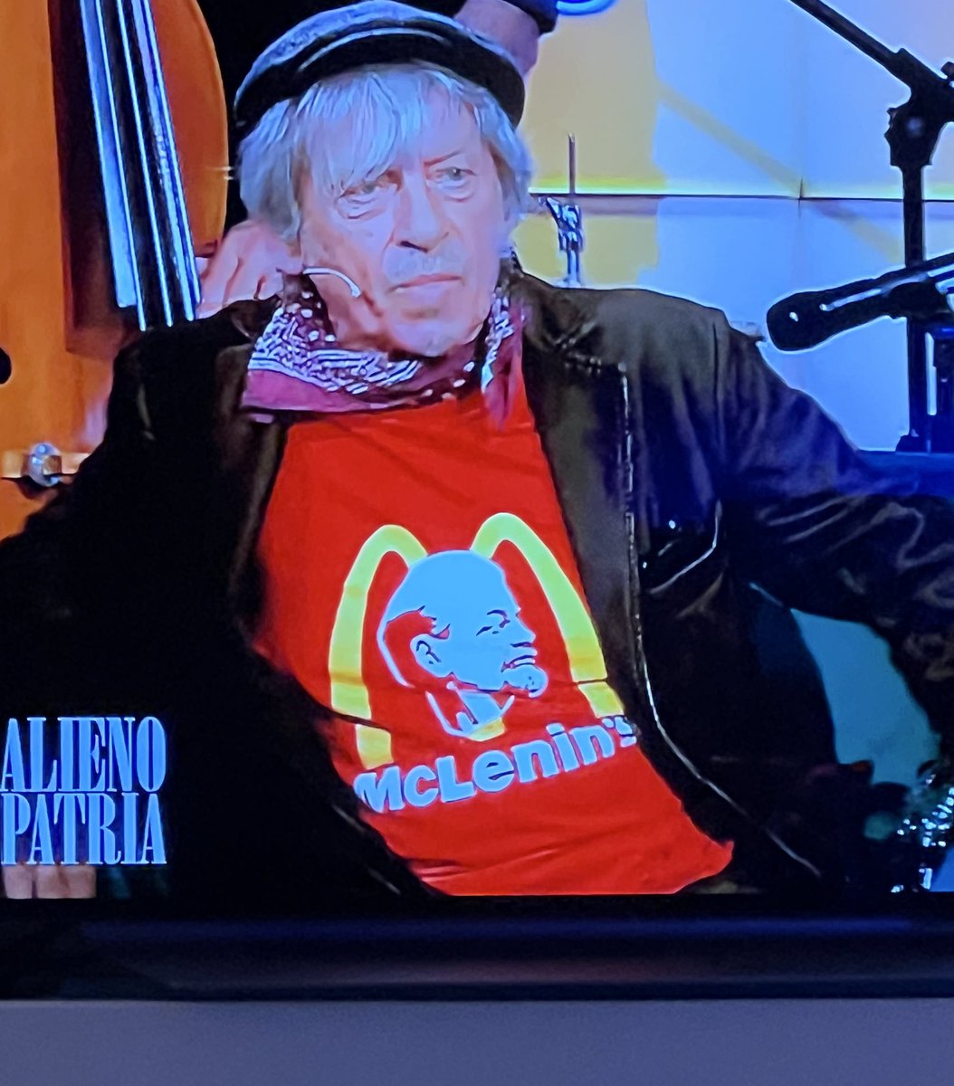 macche bella e divertente la maglietta esibita dal Paolo Rossi, a #UnAlienoInPatria, affettuosamente dedicata a Lenin, il padre del comunismo russo - e quindi di tutti i comunismi - che ha regalato, e tuttora regala, pace e ricchezza e libertà al mondo intero! Evviva!