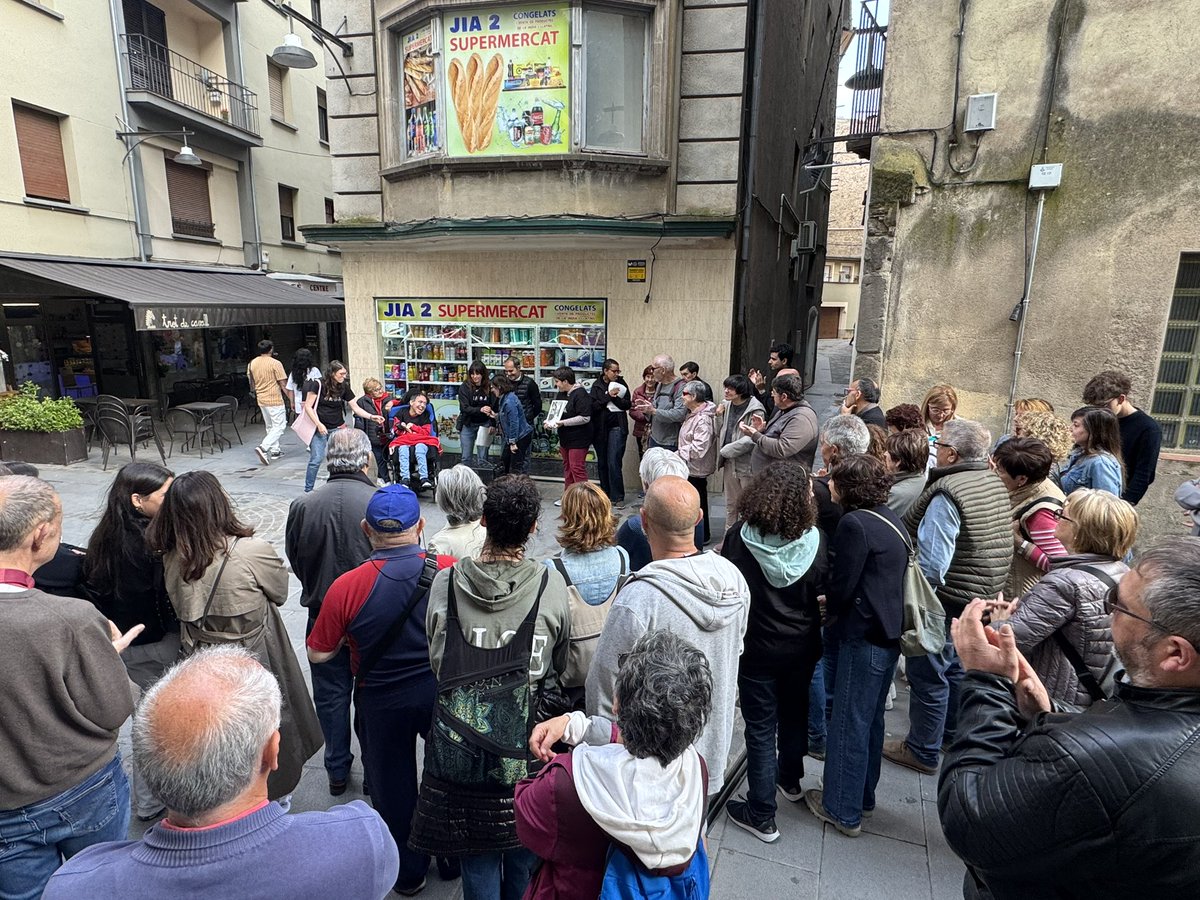 🔊 Aquest vespre el <a href="/MuseuRipoll/">MuseuRipoll 🎗</a> ha celebrat la #NitdelsMuseus amb la visita guiada "Ripoll, instants d’història" amb la col·laboració de persones ateses de la <a href="/fundaciomap/">Fundació MAP</a>.

✔️ Una activitat per posar en valor punts històrics de la vila. #DIM2025