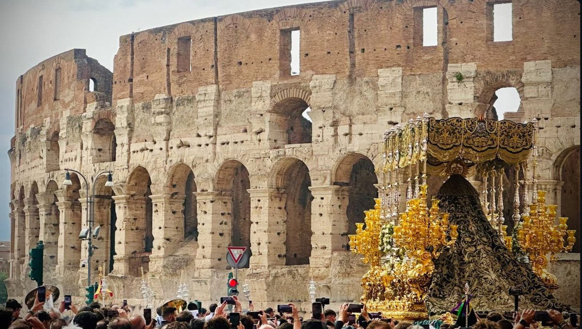 “Málaga reza en La Rosaleda mientras su Esperanza bendice Roma”.
Spes Romae⚓️