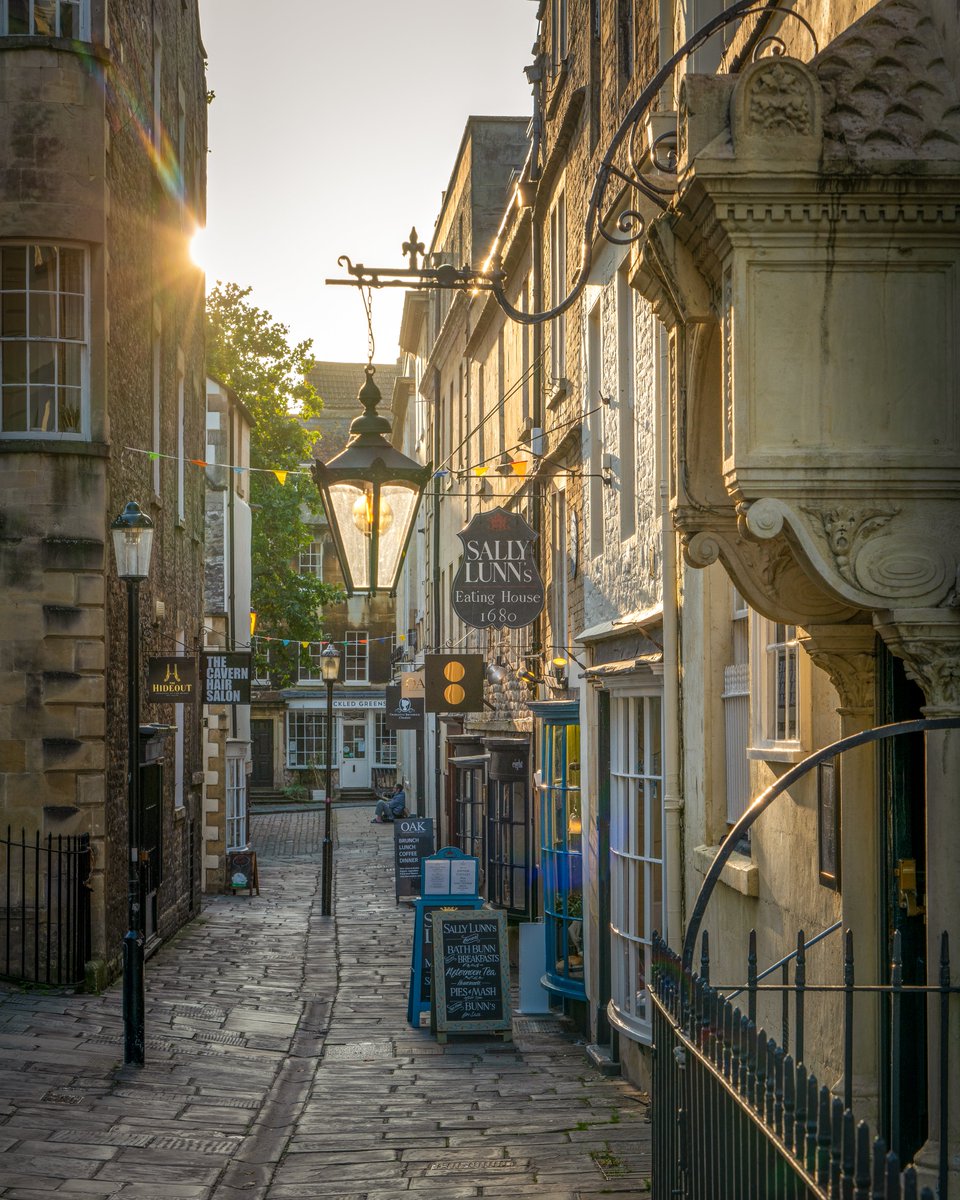 CasperFarrell's tweet photo. @archi_tradition The hidden places in the city of Bath are charming - especially North Parade Alley 
https://t.co/OqaYPlcqUG https://t.co/dLvsm9yXy6
