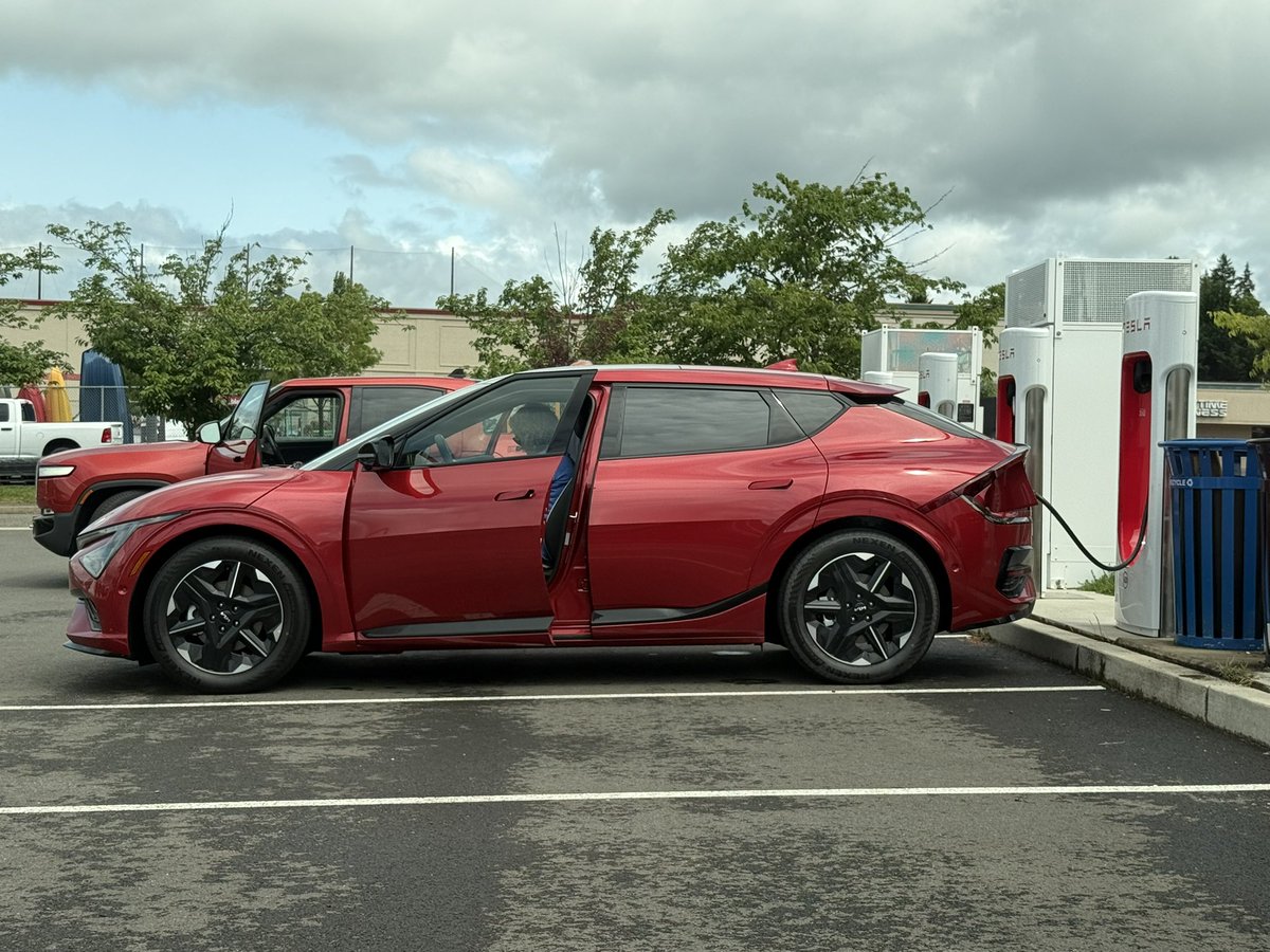 BraydonSnoddy's tweet image. First NACS EV6 Spotted, there were more non-Teslas than there were Teslas at this supercharger; EV6, R1T, R1S, and Mach-E. Love seeing so many other brands at superchargers!
