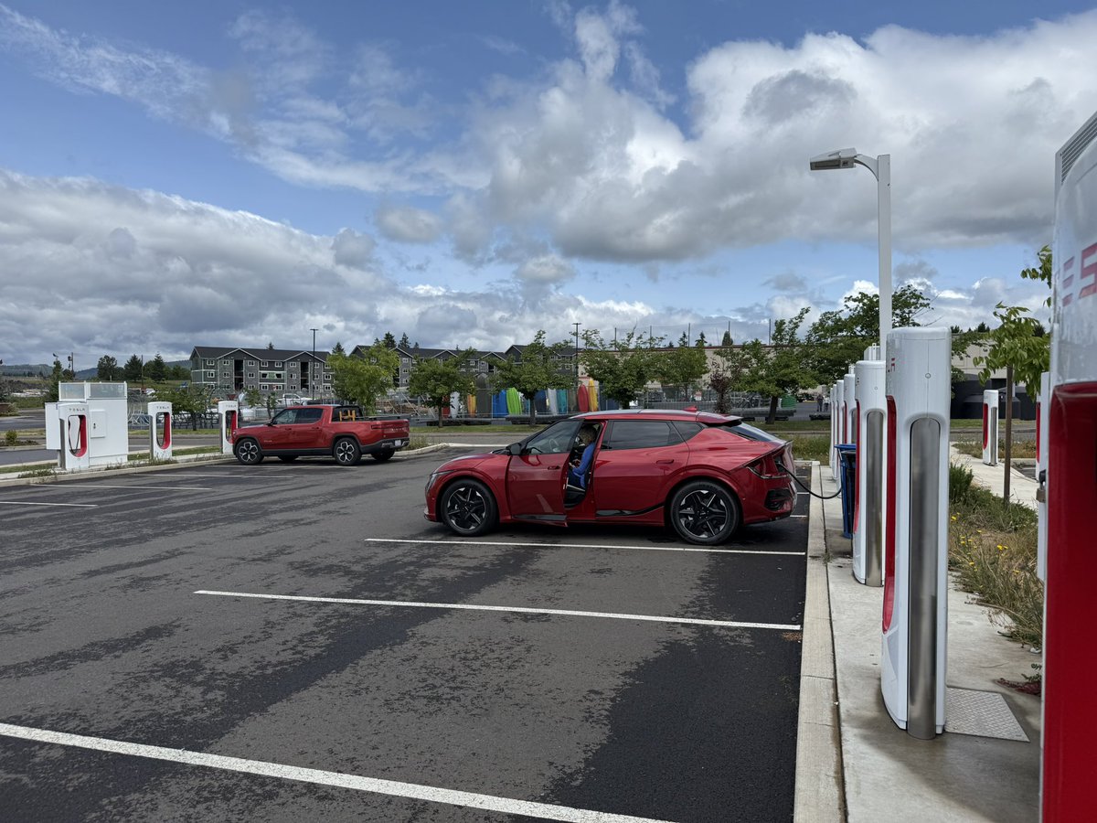 BraydonSnoddy's tweet image. First NACS EV6 Spotted, there were more non-Teslas than there were Teslas at this supercharger; EV6, R1T, R1S, and Mach-E. Love seeing so many other brands at superchargers!