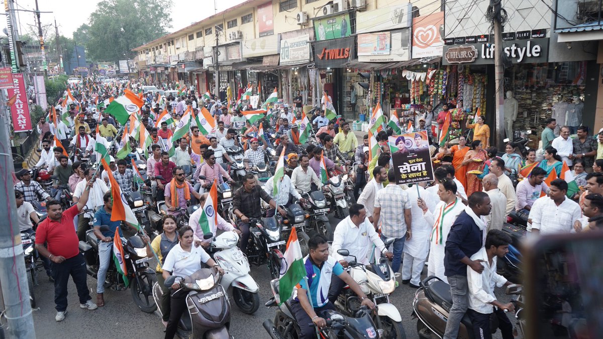 AmitaChapra's tweet photo. 🇮🇳 तिरंगा यात्रा 🇮🇳
"ऑपरेशन सिंदूर" की सफलता पर भारतीय सेना के प्रति कृतज्ञता व्यक्त करते हुए आज शहडोल में समस्त नागरिकों एवं जनमानस के साथ शहडोल जिले की #तिरंगा_यात्रा में सहभागिता की।

#TirangaYatra #OperationSindoor 
@vdsharmabjp @HitanandSharma @BJP4SDL @ajayjamwalbjp @BJP4MP https://t.co/2Wz2wAv5Zb