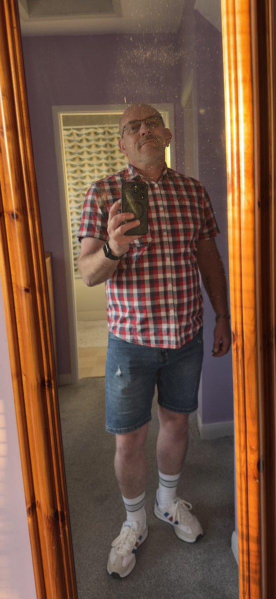 ShaunAshmore2's tweet photo. Grab your partner by the hand🕺🕺🤣 off out out do t wait up 😘😘 #offout #karaoke #pub https://t.co/DlGjv1E4bK