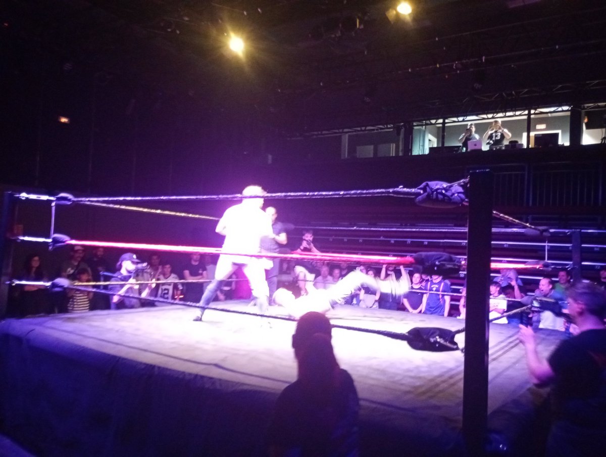 Victoria de Ricky Barceló en el Main Event de la noche ante el muy odiado por la fanáticada alicantina Javi Hunter! #GritoFest