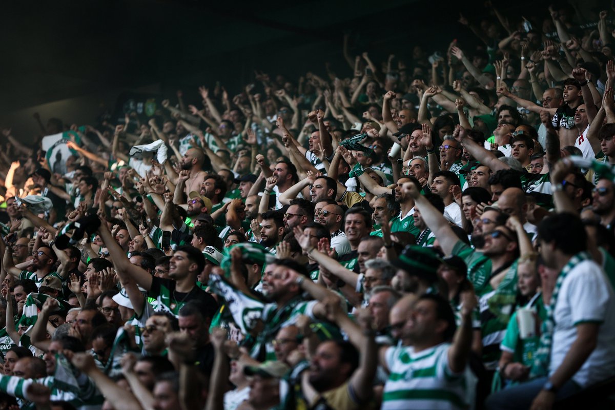 SportingCP's tweet photo. "Porque eu vivo à espera do dia..." 🎶🟢⚪ https://t.co/sDBgNp7cU8