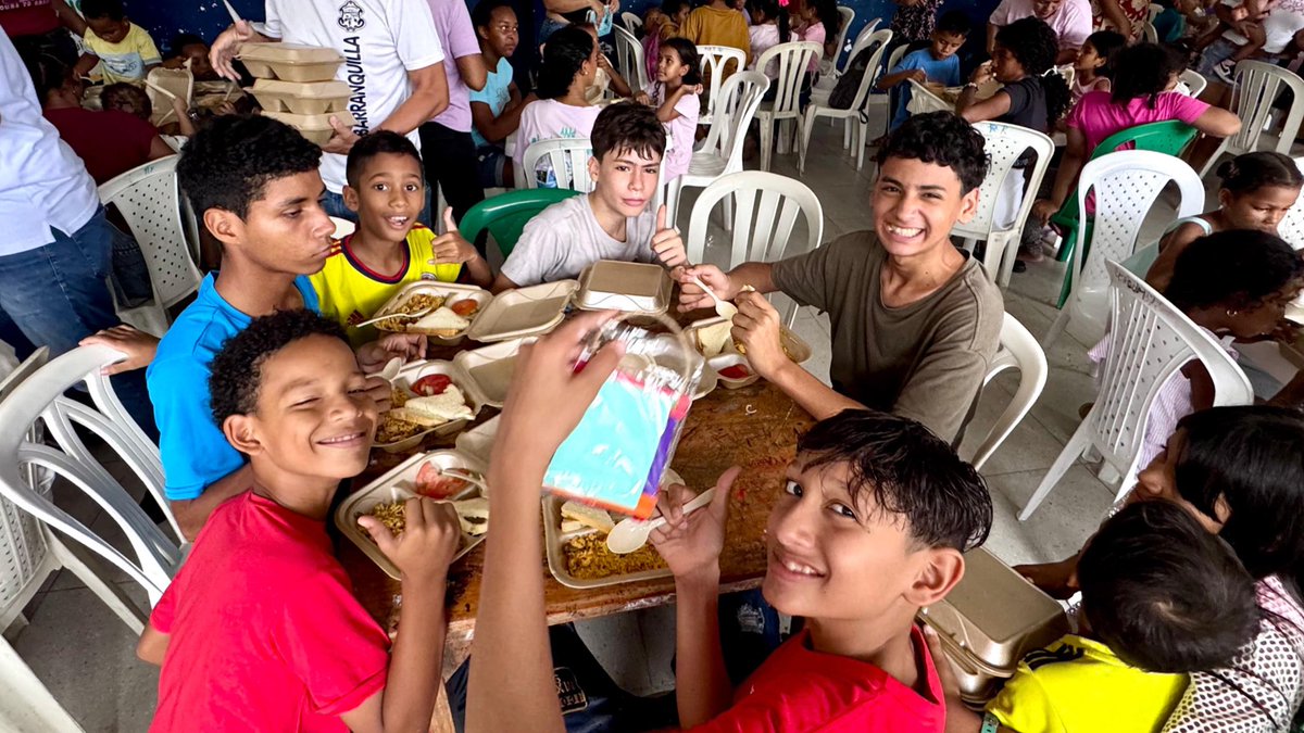 ¡Hoy es sábado de Comedores Comunitarios, y nuestros niños y niñas lo saben! 👏🏼

Llegó el día más feliz de la semana: entre juegos, fútbol y un ambiente lleno de alegría y hermandad, nuestros niños disfrutan de un almuerzo sabroso, nutritivo y hecho con amor. 
Se van a sus casas