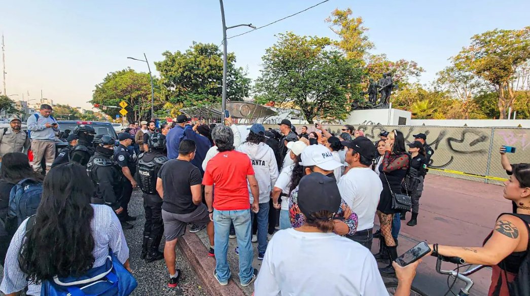 🚨#AlertaUrgente MÉXICO / Exigimos la inmediata liberación de las tres activistas integrantes de la Lesbobatukada GDL detenidas arbitrariamente hoy por la policía en Guadalajara, Jalisco, mientras participaban en un protesta por el cierre de un parque público. [🧵👇🏾]