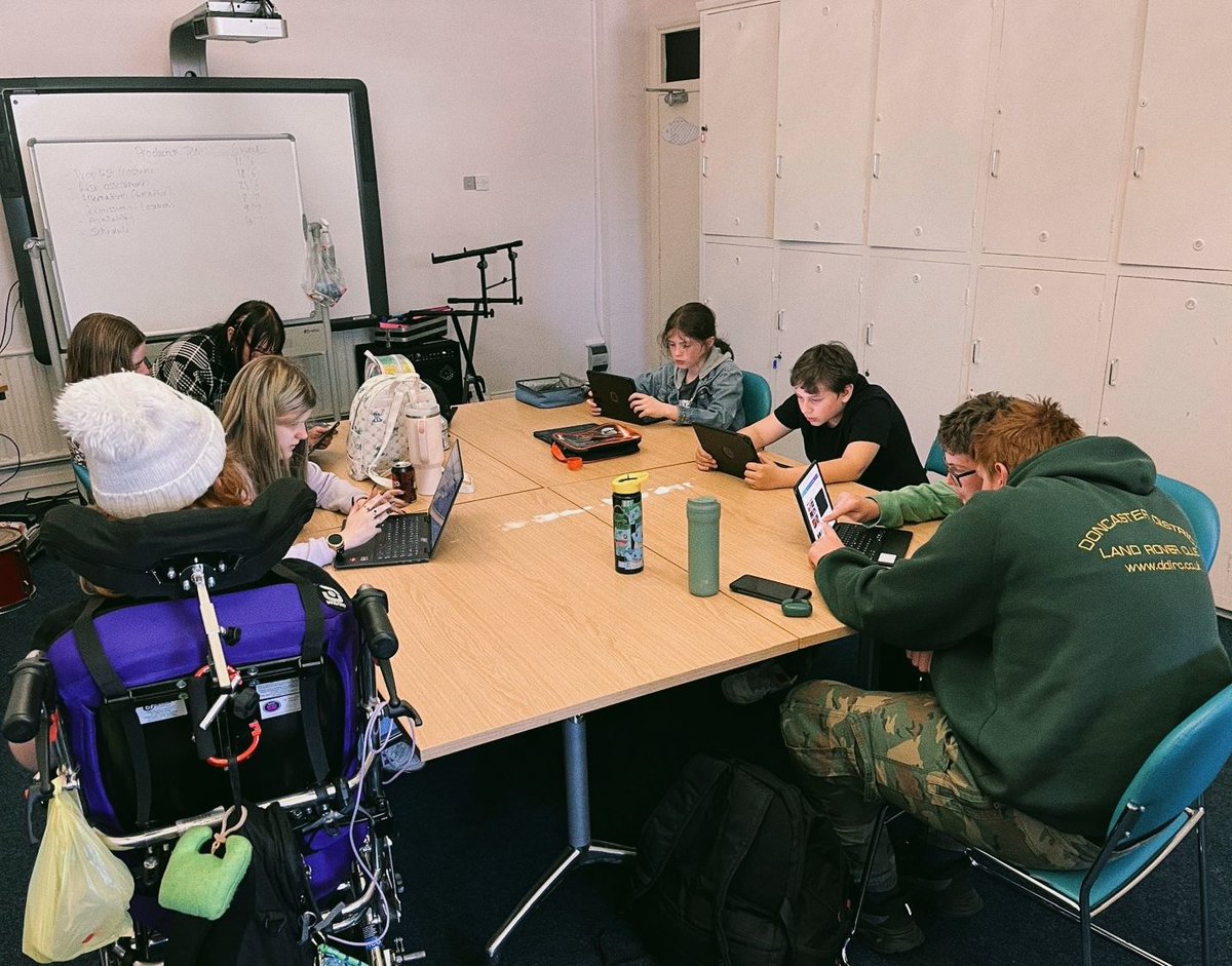 castawaygoole's tweet photo. Today our Youth Theatre group looked at Arts Awards by having one young person share their Arts Award work from the last year. The group then used iPads to create their own personalised Arts Award templates. https://t.co/cru2jzGQUe