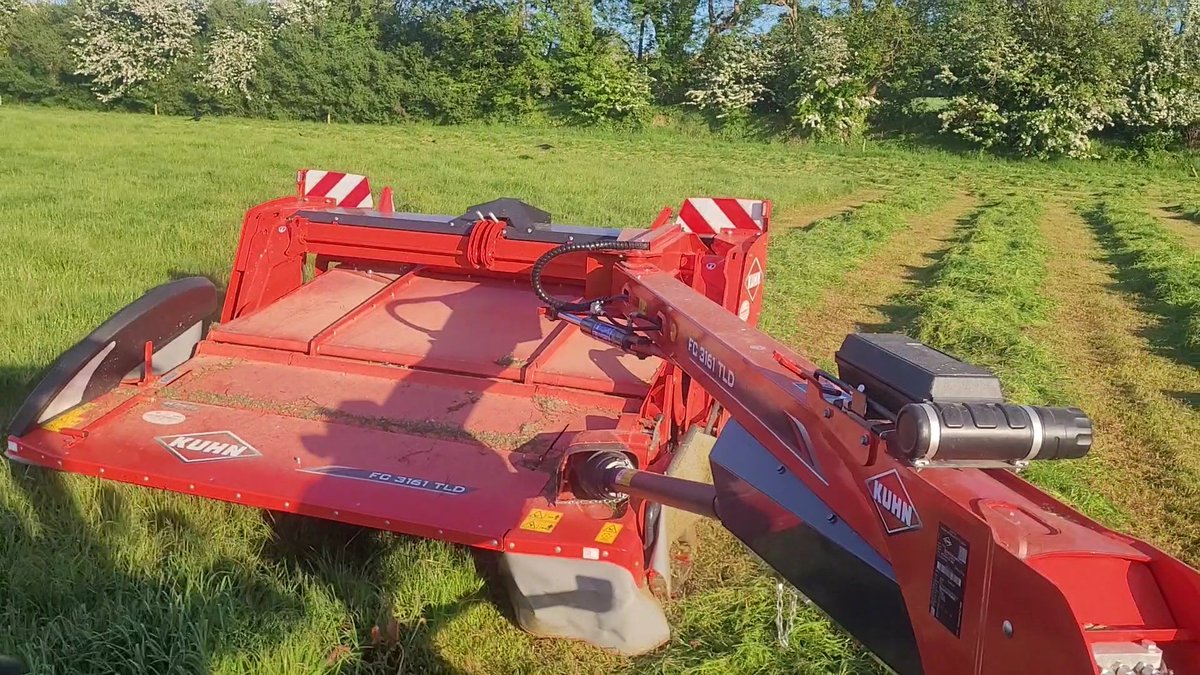 Peterhynes15's tweet image. Our last Kuhn trailed mower was 23 years old, I'll be retired before this one needs to be changed 
Kuhn FC 3161 TLD from @CorkMachinery @kuhnIrel making light work for first cut silage 
#Silage25 #Kuhn