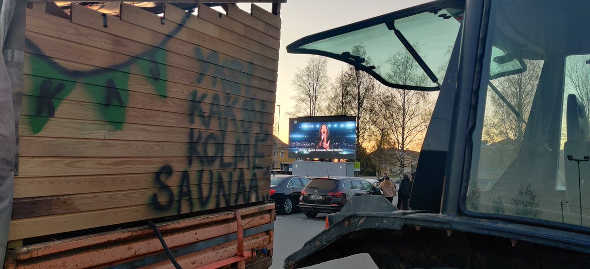 Vöyriläiset juhlivat euroviisuja suurnäytöllä ja traktoreillla