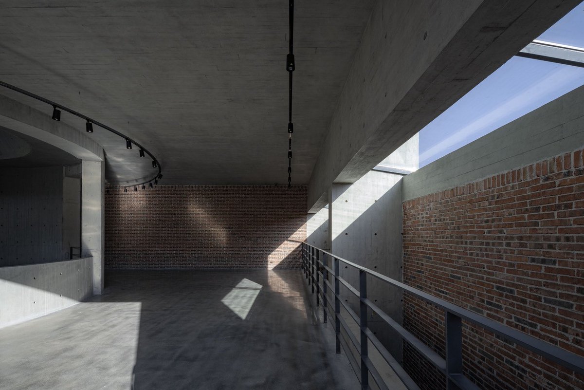 Versai_Concepts's tweet photo. Cylindrical form, raw brick &amp; concrete, and skylit domes—Straw Stack Space by WCY Studio is a modular ode to light, memory, and rural design. #Architecture https://t.co/gn7Cix3h8f