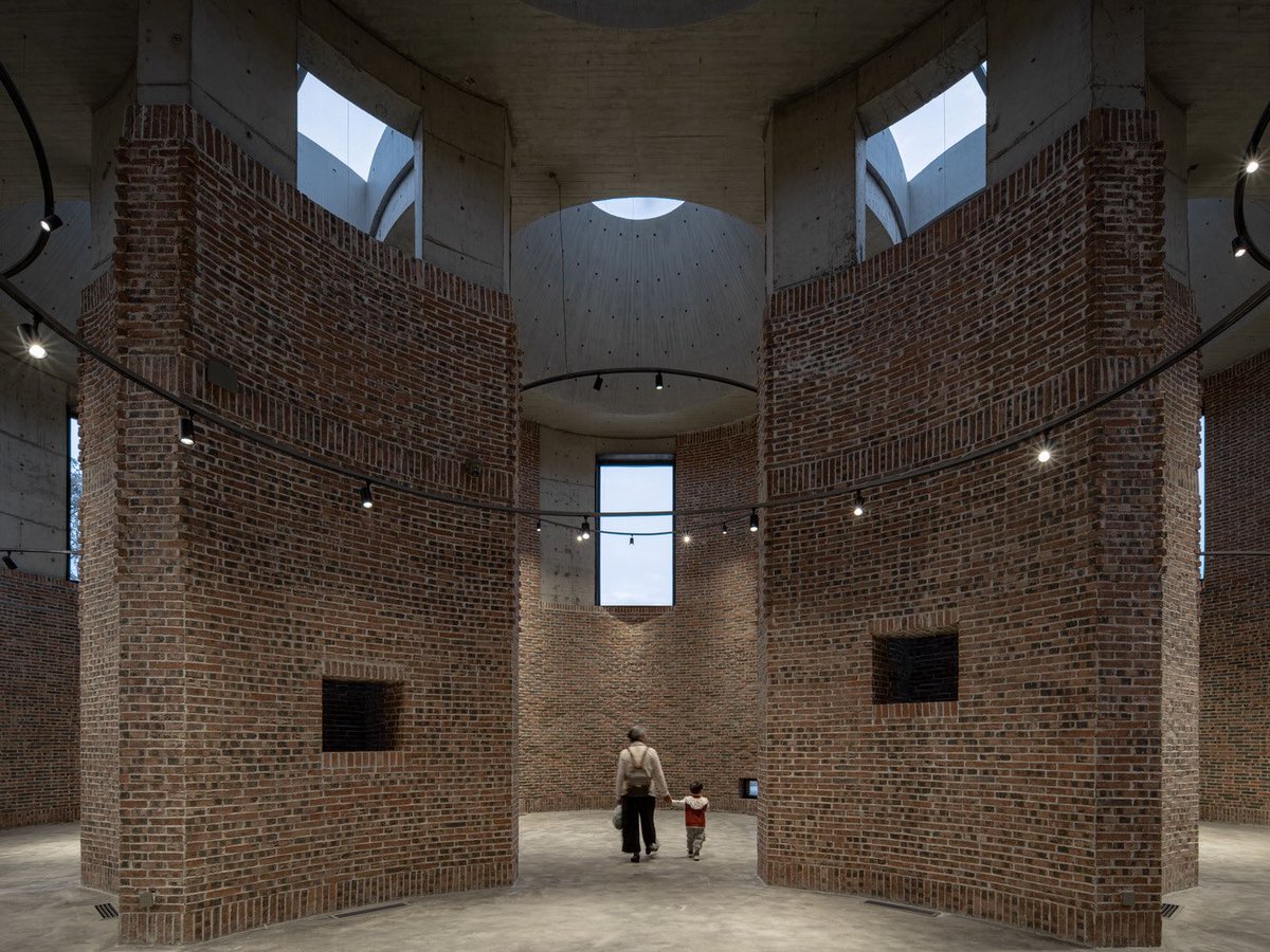 Versai_Concepts's tweet photo. Cylindrical form, raw brick &amp; concrete, and skylit domes—Straw Stack Space by WCY Studio is a modular ode to light, memory, and rural design. #Architecture https://t.co/gn7Cix3h8f