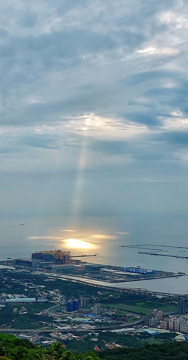 520❤️​
​520❤️​
​520❤️​
Guess what? A ❤️ ‘light wave’ appeared at Guanyin Mountain! 🌟
What a ridiculously lucky coincidence…
It happened right at ​17:20—
like the universe planned it. 💫

​520❤️❤️❤️​
(Perfect timing for love and vibes!)