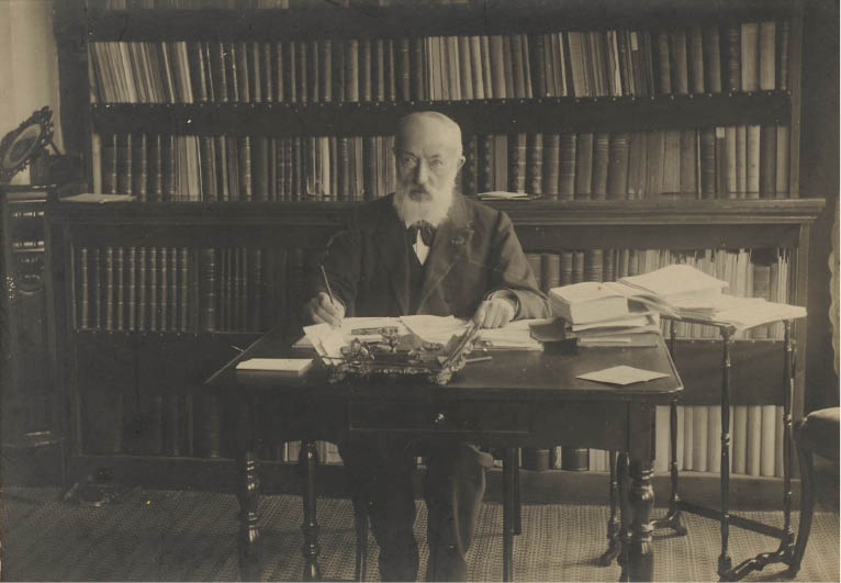iranologyscty's tweet image. به یاد میخائیل یان دخویه (M. J. de Goeje)، شرقشناس بزرگ هلندی که در ۱۷ مه ۱۹۰۹ ازین جهان درگذشت. از او کتابهای مهمّی مانند مسالکالممالک اصطخری، صورةالارض، احسنالتقاسیم، التنبیه و الاشراف، البلدان یعقوبی و تاریخ طبری (با همکاری #نولدکه و ...) تصحیح و به چاپ رسیده است. #یان_دخویه