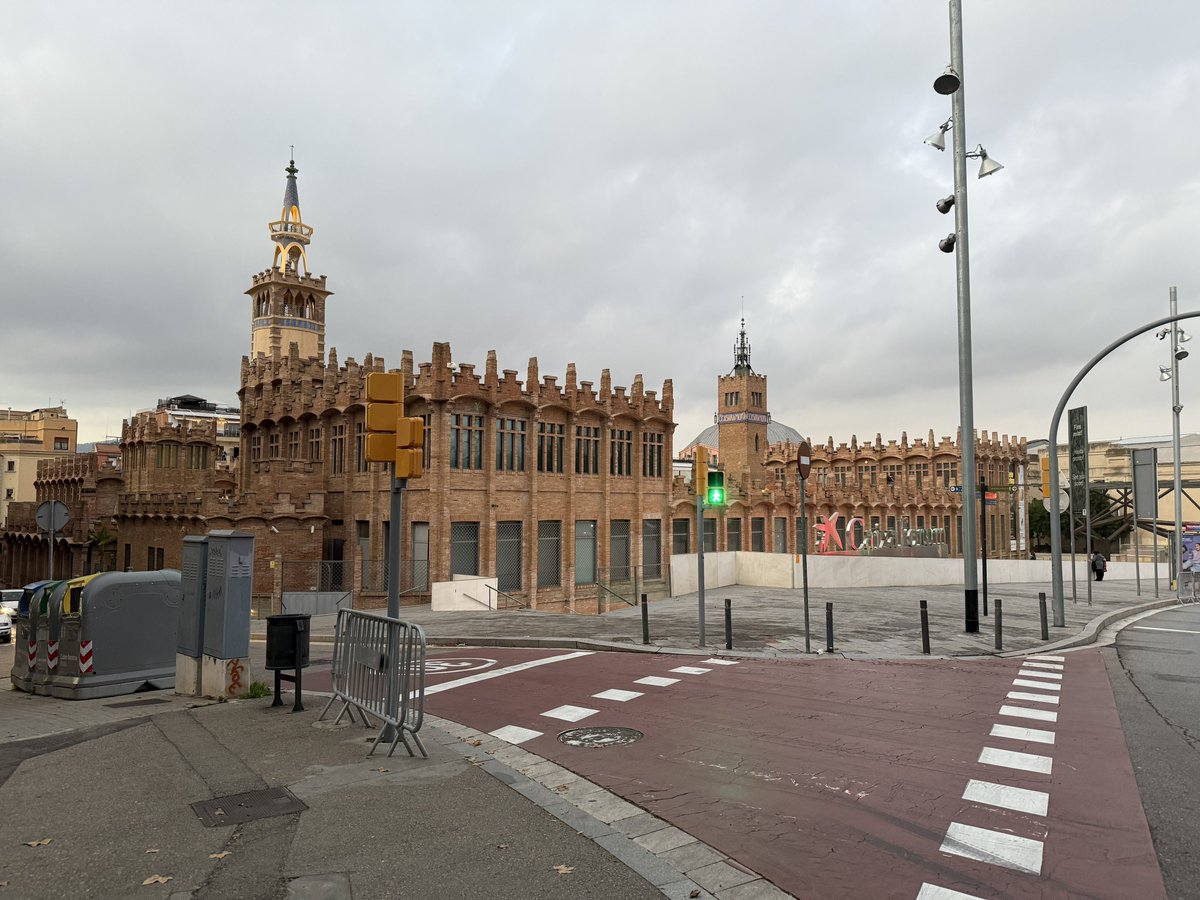 BadToxic's tweet photo. Walking through #Barcelona, #Spain.

#city #church #cadtle #christmas #ALDI #vacation #Urlaub @umiizza https://t.co/O0q8QH0YQt
