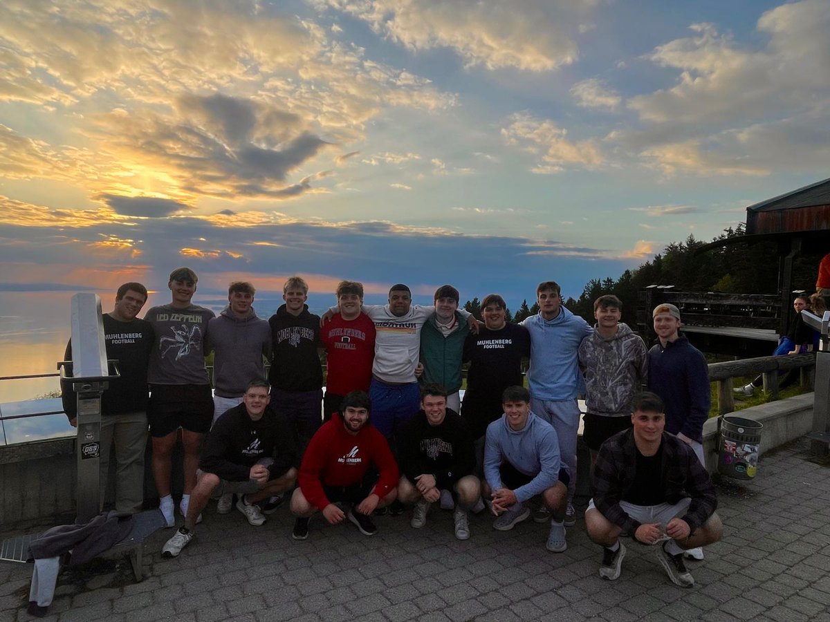 DigInMules's tweet image. Just an average day for a Mule. Day 3 in Germany and Austria. After visiting 2 castles we enjoyed a casual dinner 3000 feet above Lake Constance with a Gondola 🚠 ride.
#DigIn