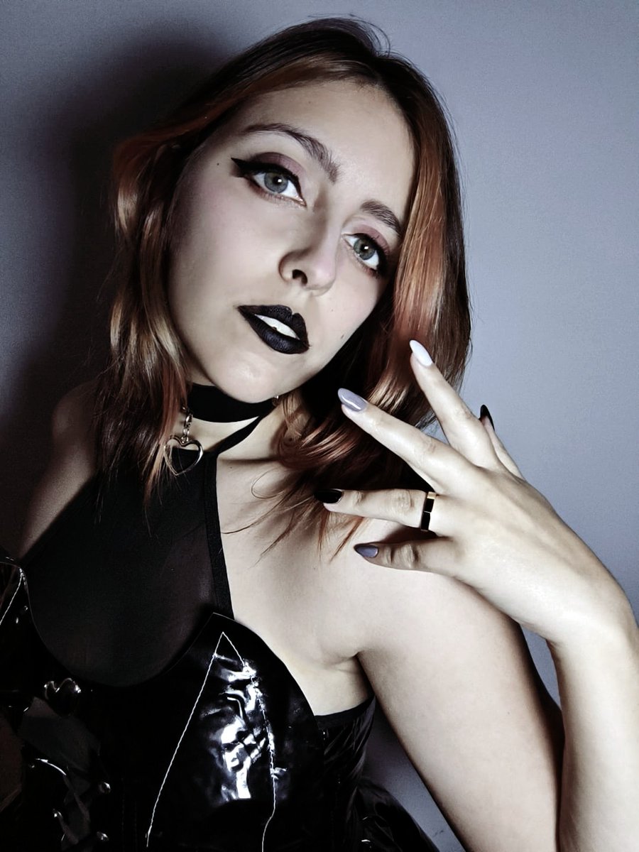 chibiai_'s tweet photo. Rate my goth version 1-10 🖤🦇 https://t.co/LMGdHthMxU